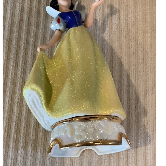 Vintage Disney Snow White 7” Glitter Porcelain Figurine - Picture 3 of 5